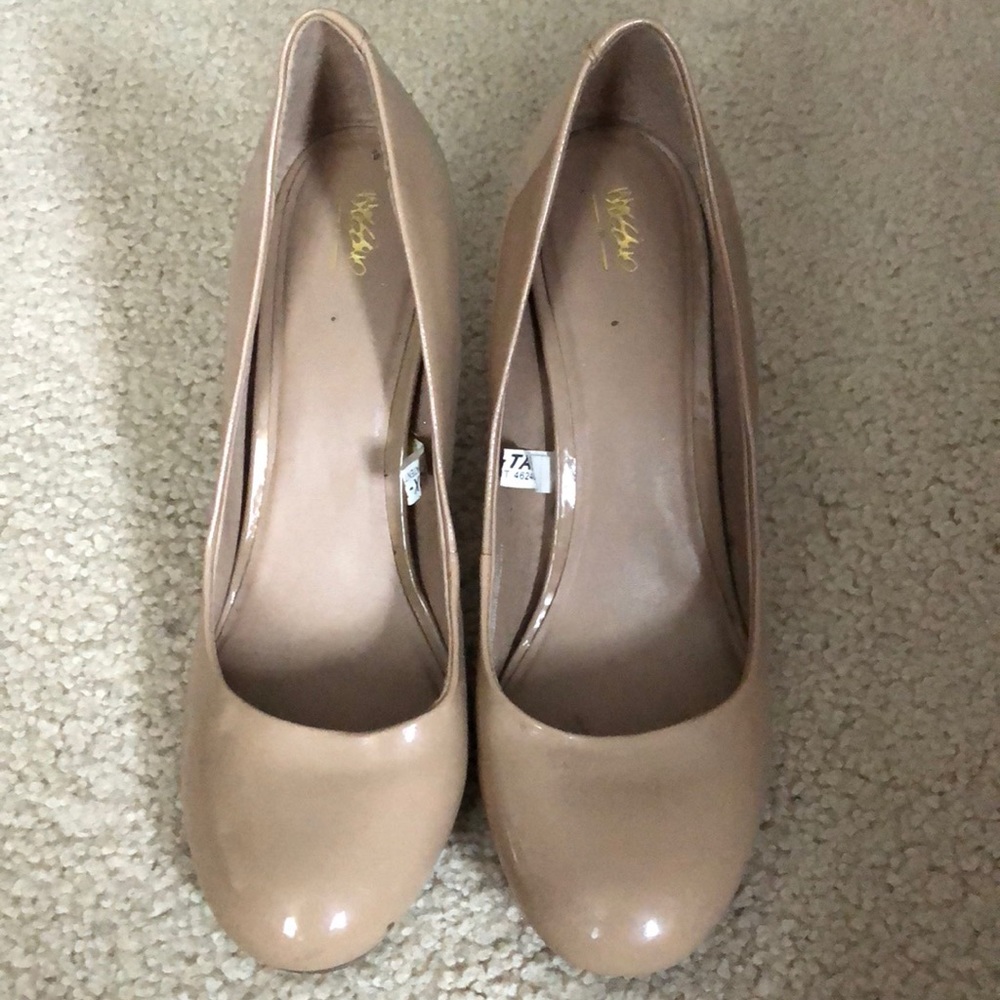 Nude pumps